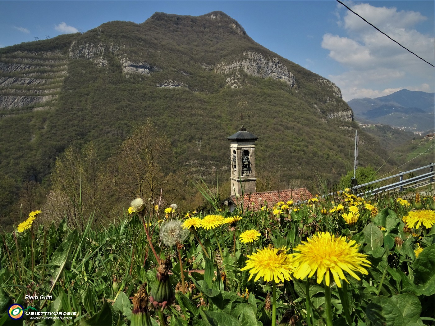 83 Alla chiesetta di S. Gaetano in Carnito (500 m) con vista in Corna Marcia (10 .JPG